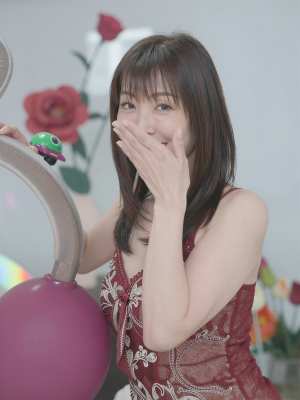 赤いドレスを着た美女の可愛らしいポートレート