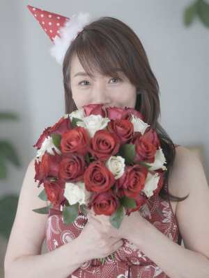 赤い帽子とバラのポートレート写真