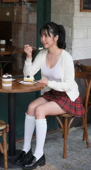 カフェでケーキを食べる若手女性のポートレート