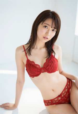 赤いレース下着を身にまとった若き女性のポートレート