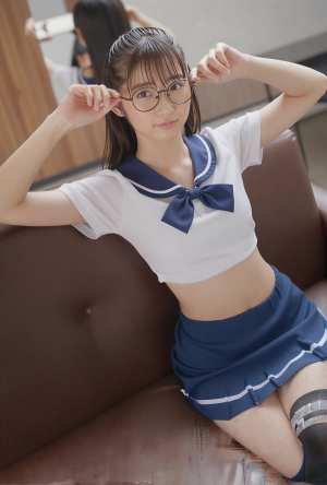 セーラー服を着た若き女性の室内ポートレート