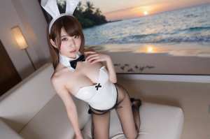 海辺の夕日に映える、白い服を着た美女のポートレート