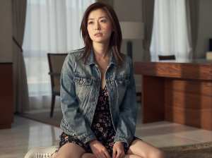 室内で座る大人の女性のポートレート写真