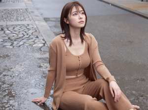 落ち着いた雰囲気の美女のポートレート写真