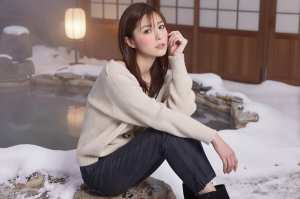 雪景色の温泉でポーズをとる女性ポートレート