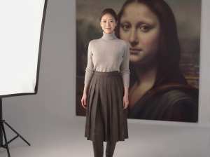 モナリザの横で微笑む女性ポートレート写真