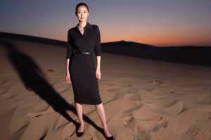 夕暮れ時の砂漠でポーズをとる美女のポートレート