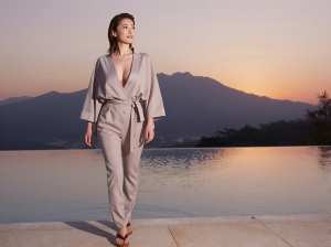 夕暮れ時の高級感あふれる女性ポートレート