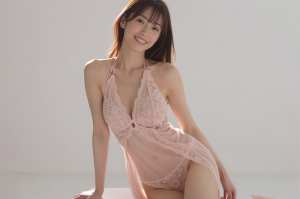 ピンクのレースドレスを着た美女のポートレート