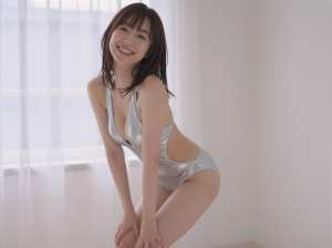 銀色のボディスーツを着た微笑む女性のポートレート