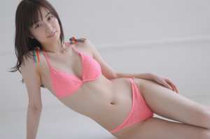 ピンクの水着を着た若きグラビアアイドルのポートレート