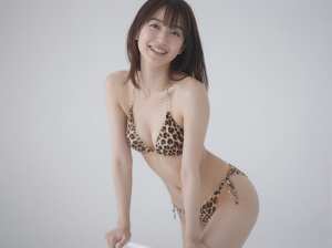 豹柄水着の若き女性ポートレート