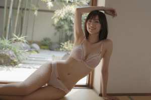 和室で微笑む若きグラビアモデルのポートレート