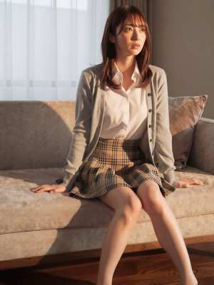 柔らかな朝の光が差し込む室内の女性ポートレート