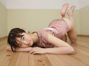ピンクのドレスを着た若き女性の室内ポートレート