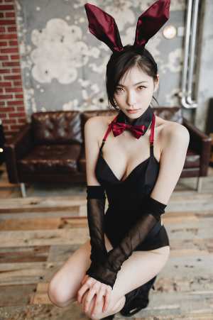 赤いウサギ耳と黒いドレスの美女のポートレート