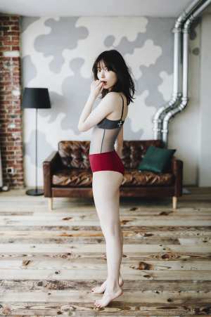 モダンな室内でポーズをとる女性ポートレート