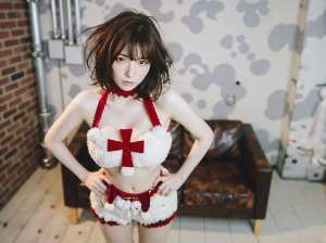 赤と白のフリース衣装を身にまとった美女の室内ポートレート