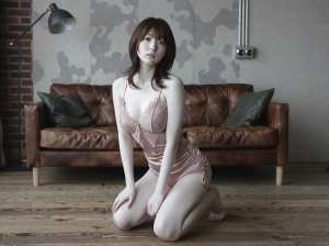 モダンな室内で膝をついた女性ポートレート