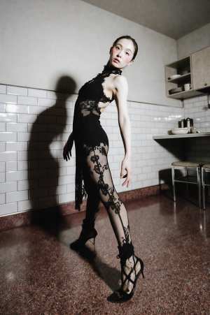 黒いレース衣装の女性ポートレート