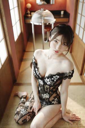 和室でポーズをとる美女のポートレート