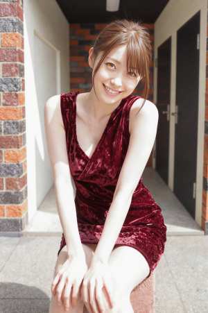 赤いベルベットドレスの微笑む女性ポートレート