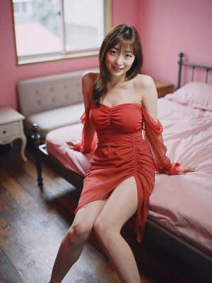 ピンクの部屋で微笑む赤いドレスの美女のポートレート