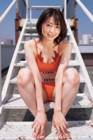 オレンジ水着の若き女性ポートレート