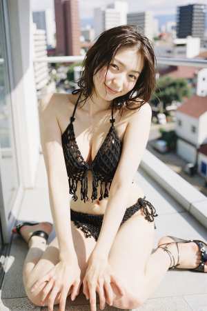 都市の窓辺で微笑む若きグラビアのポートレート