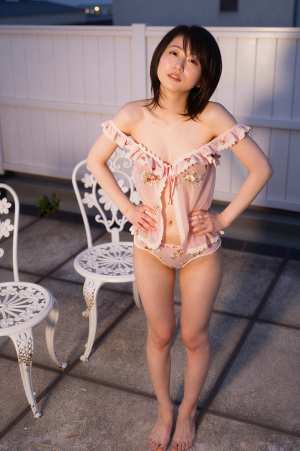 夕暮れ時のピンクのブラジャーを着た女性のポートレート