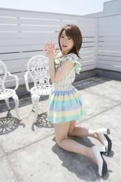 明るい夏の日差しの中、微笑む若き女性のポートレート