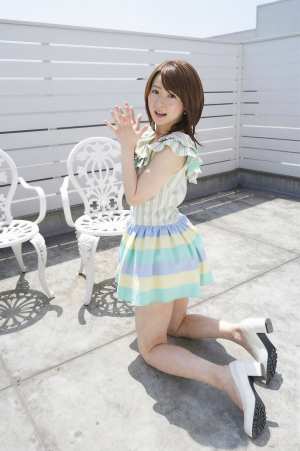 明るい夏の日差しの中、微笑む若き女性のポートレート