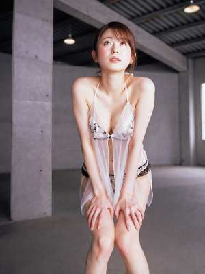 コンクリート構造物の白肌美女のセクシーなポートレート