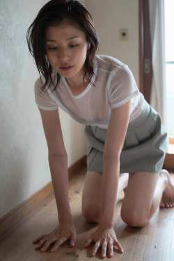 透明感あふれる白いTシャツの女性ポートレート