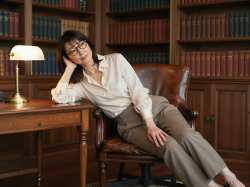 学術書に囲まれた大人の女性のポートレート