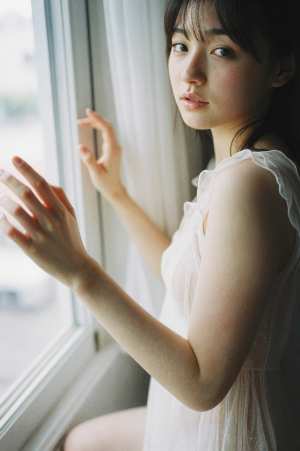 窓辺の白いドレスを着た若き女性のポートレート