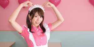 ピンクのメイド衣装を着た女性ポートレート