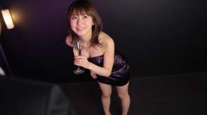 シャンパンを手にした美女の優雅なポートレート