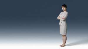 ビジネススーツ姿の自信に満ちた女性ポートレート