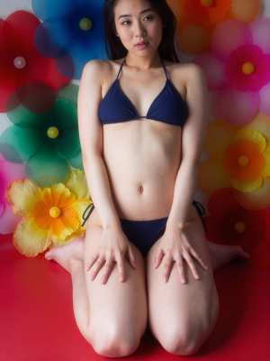 カラフル背景に座る水着の女性ポートレート