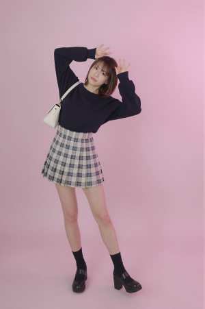 ピンク背景の格調高い女子のポートレート
