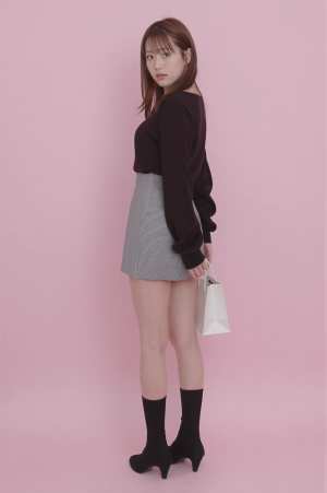 ピンク背景のスタイリッシュな女性ポートレート