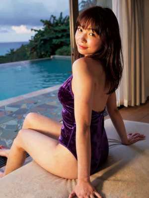 プールサイドの紫色の水着を着た美女のポートレート