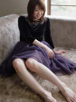 窓辺の優雅な女性ポートレート