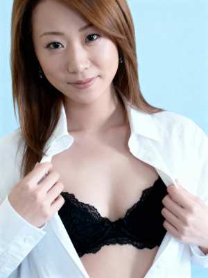 ボタンを外した白いボタンアップシャツを着て、その下に黒いレースのブラジャーを露出させ...。