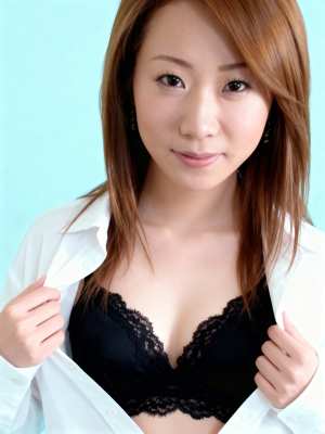 長く真っ直ぐな明るい茶色の髪と白い肌を持つ若いアジア人女性の写実的なポートレート。