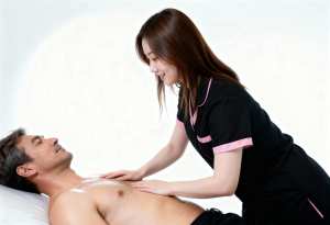 親密な環境で男性と交流する女性を横から見たフォトリアルな撮影。