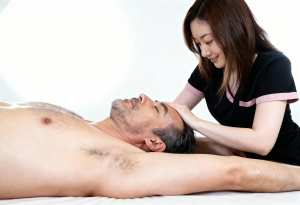 ベッドに横たわっている男性と女性が交流する様子を横顔カメラのアングルから写実的に撮影...。