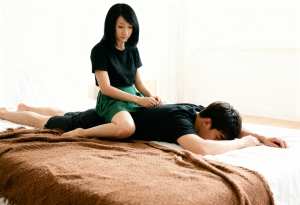 若いカップルがベッドの上で親密な時間を過ごし、女性が男性の上に座っている様子を、トッ...。