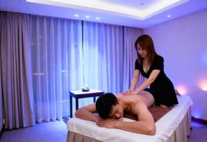 モダンなスパ環境でのリラックスできるマッサージ シーンを横から撮影した写真のようにリ...。